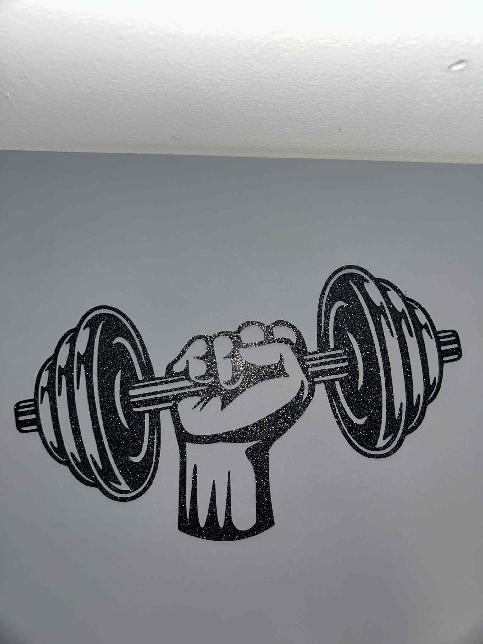 Činka s rukou na stenu