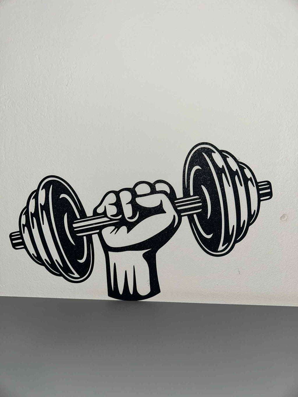 Činka s rukou na stenu